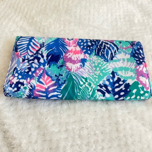 Lilly Pulitzer Travel Wallet Multi Quill Out - Picture 3 of 6